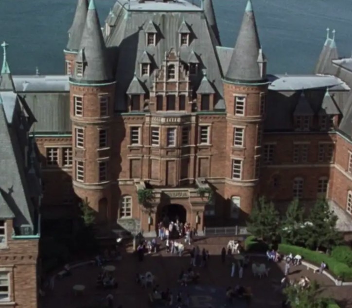 The school that looks like a castle in 10 Things I Hate About You