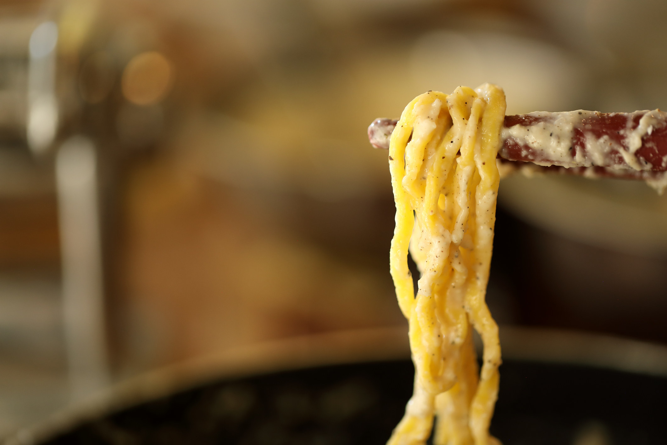 A few strands of cacio e pepe pasta.