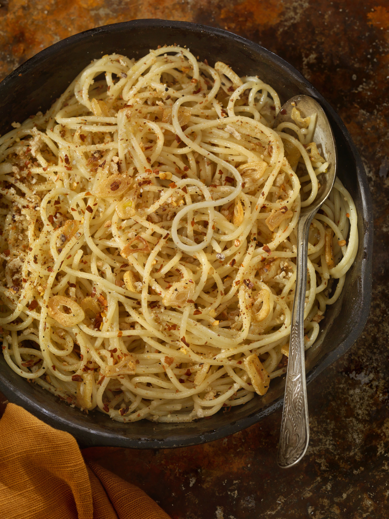 A skillet of spaghetti in garlic and oil.