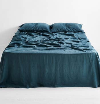 the sheet set in the blue color 