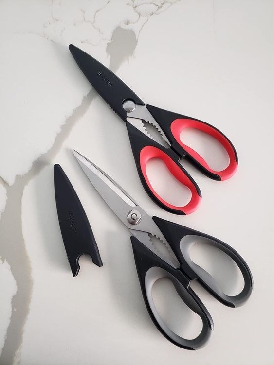 reviewer photo of the two kitchen shears in black and red