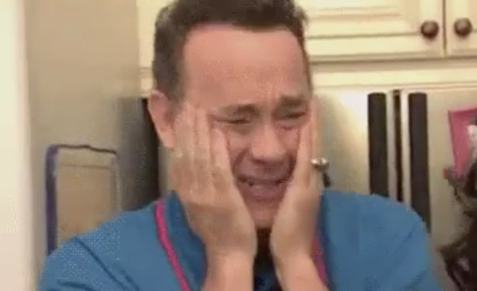 Tom Hanks com as mãos no rosto e empolgado durante um esquete no programa de televisão "Jimmy Kimmel Live"