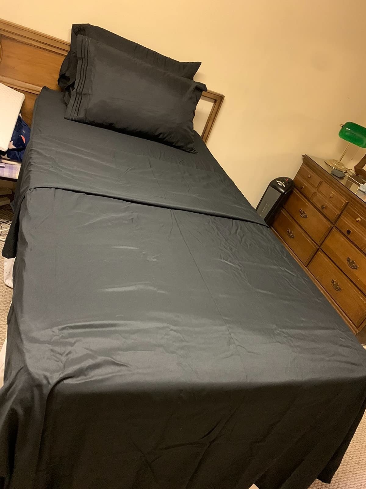The sheets on reviewer&#x27;s bed