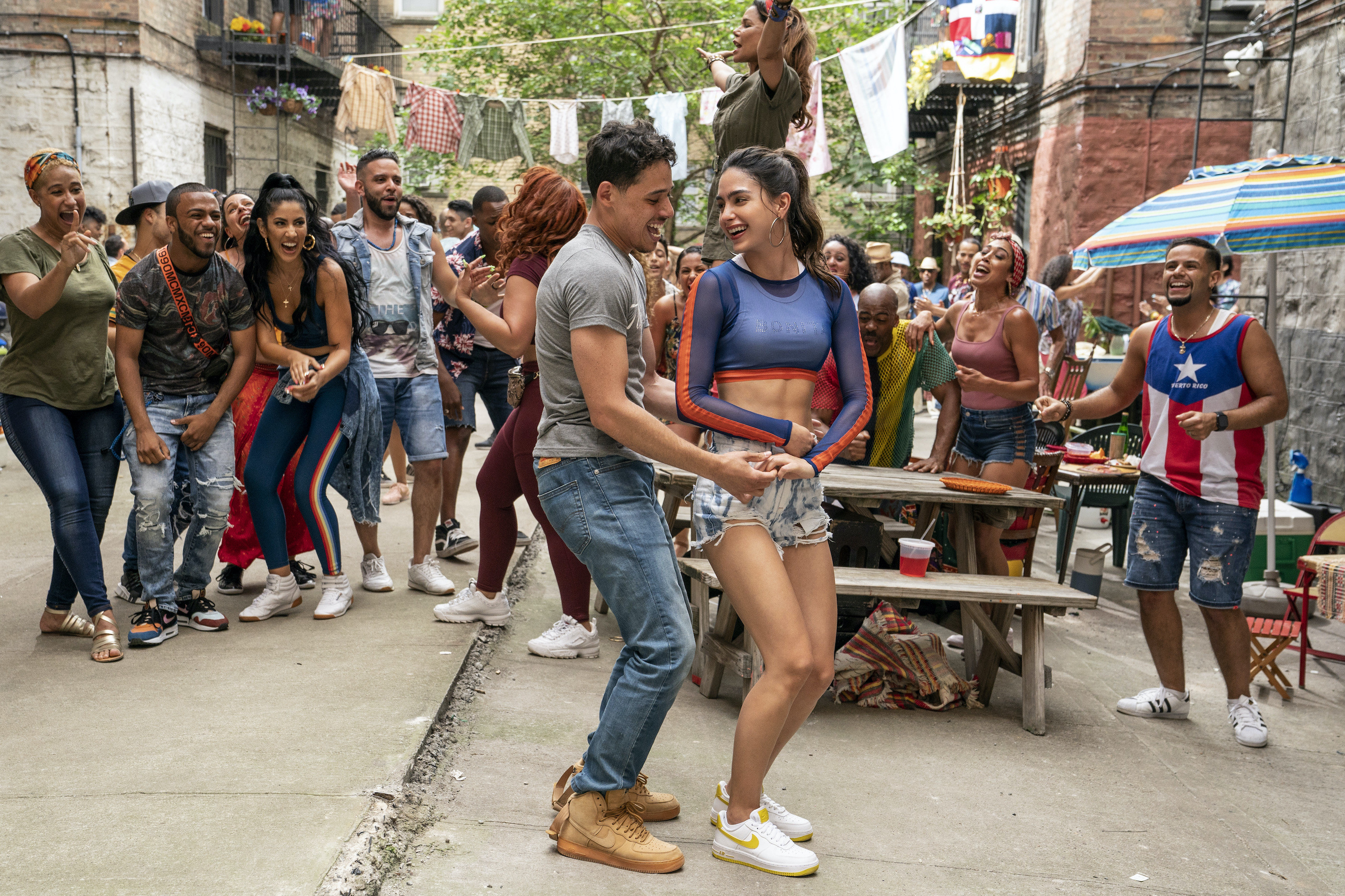 Usnavi and Vanessa dancing in the film