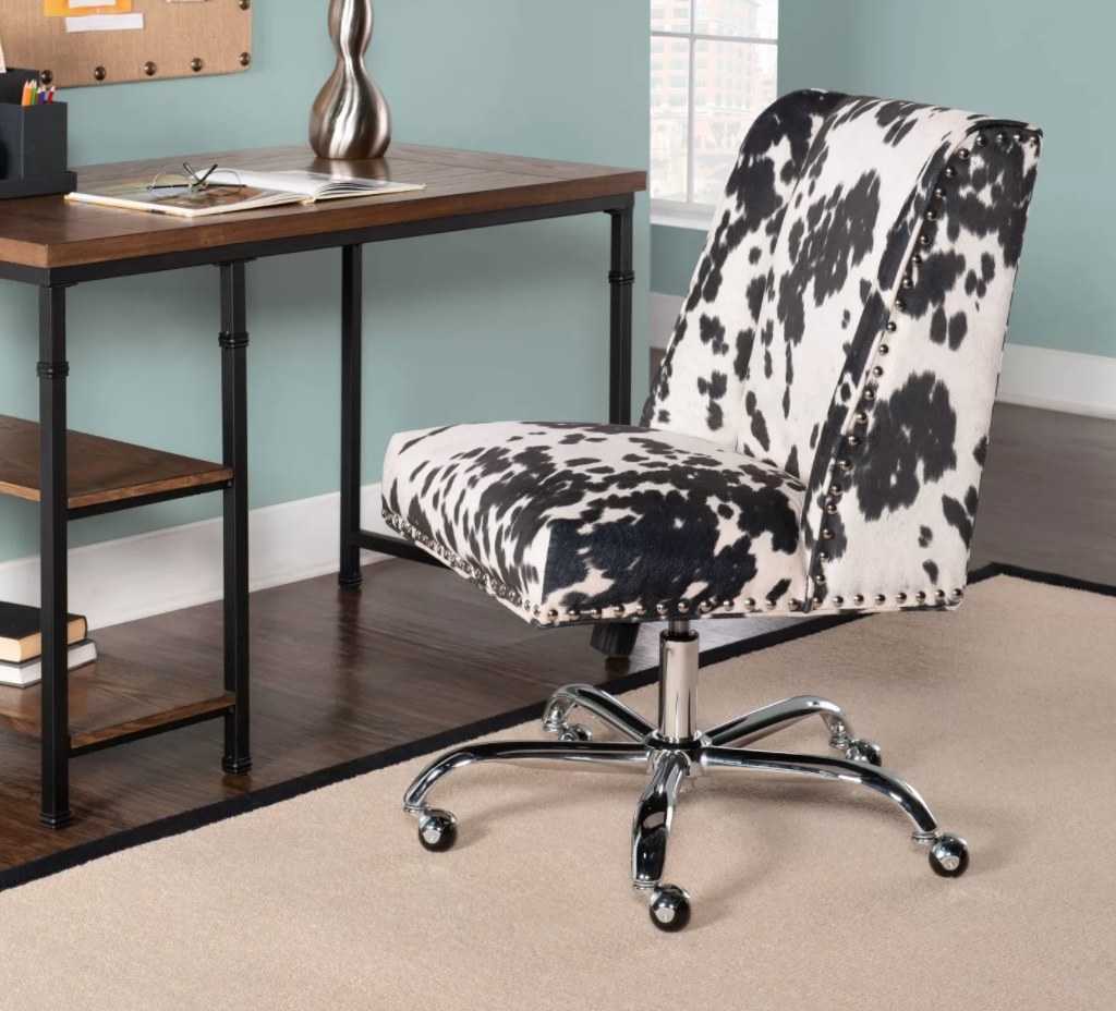 the black and white desk chair 