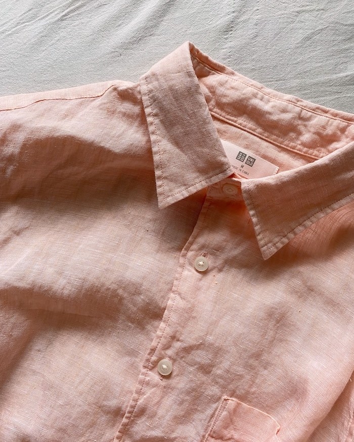 夏の羽織として大活躍 ユニクロの リネンシャツ は素材もカラーもお洒落です