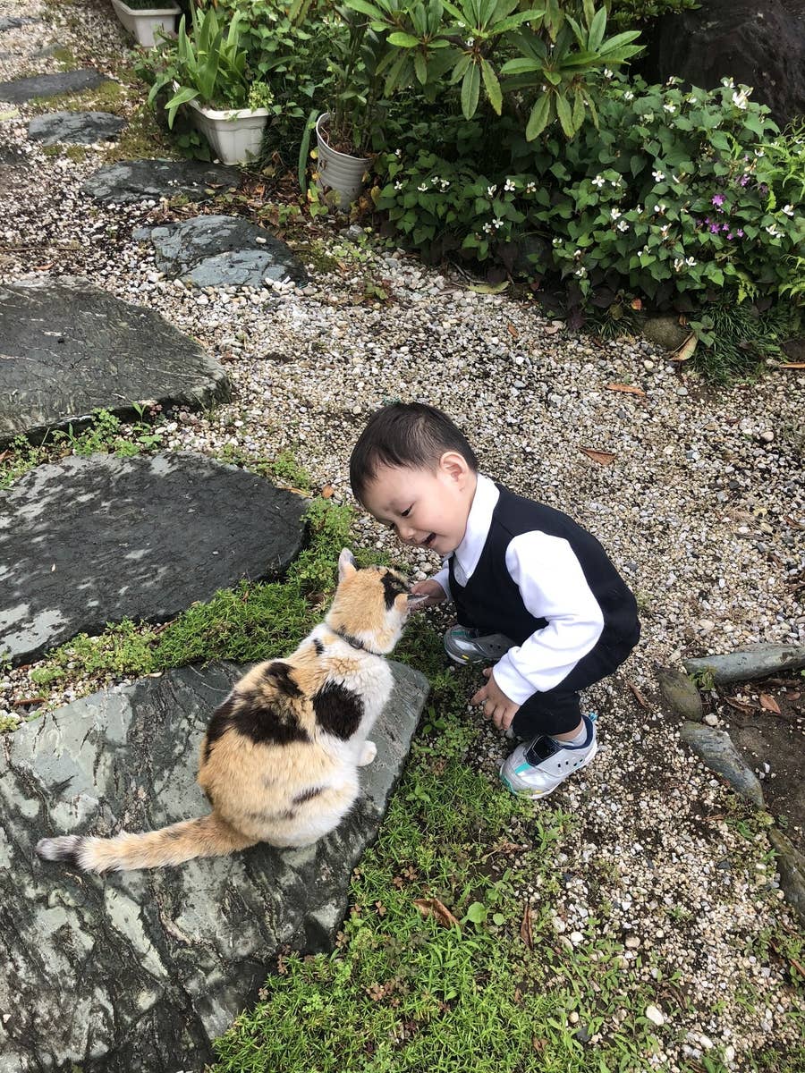 パパ と笑顔で近寄る子ども まさかの仰天行動に父はこの表情である