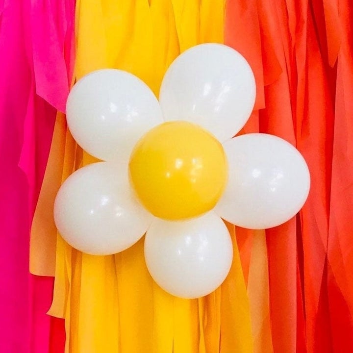 balloons in the shape of a daisy 