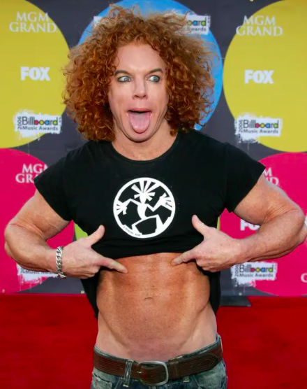 carrot top pointing to his pubes