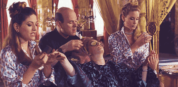 Mia getting a makeover and spa treatments by Paolo and his assistants in the movie The Princess Diaries