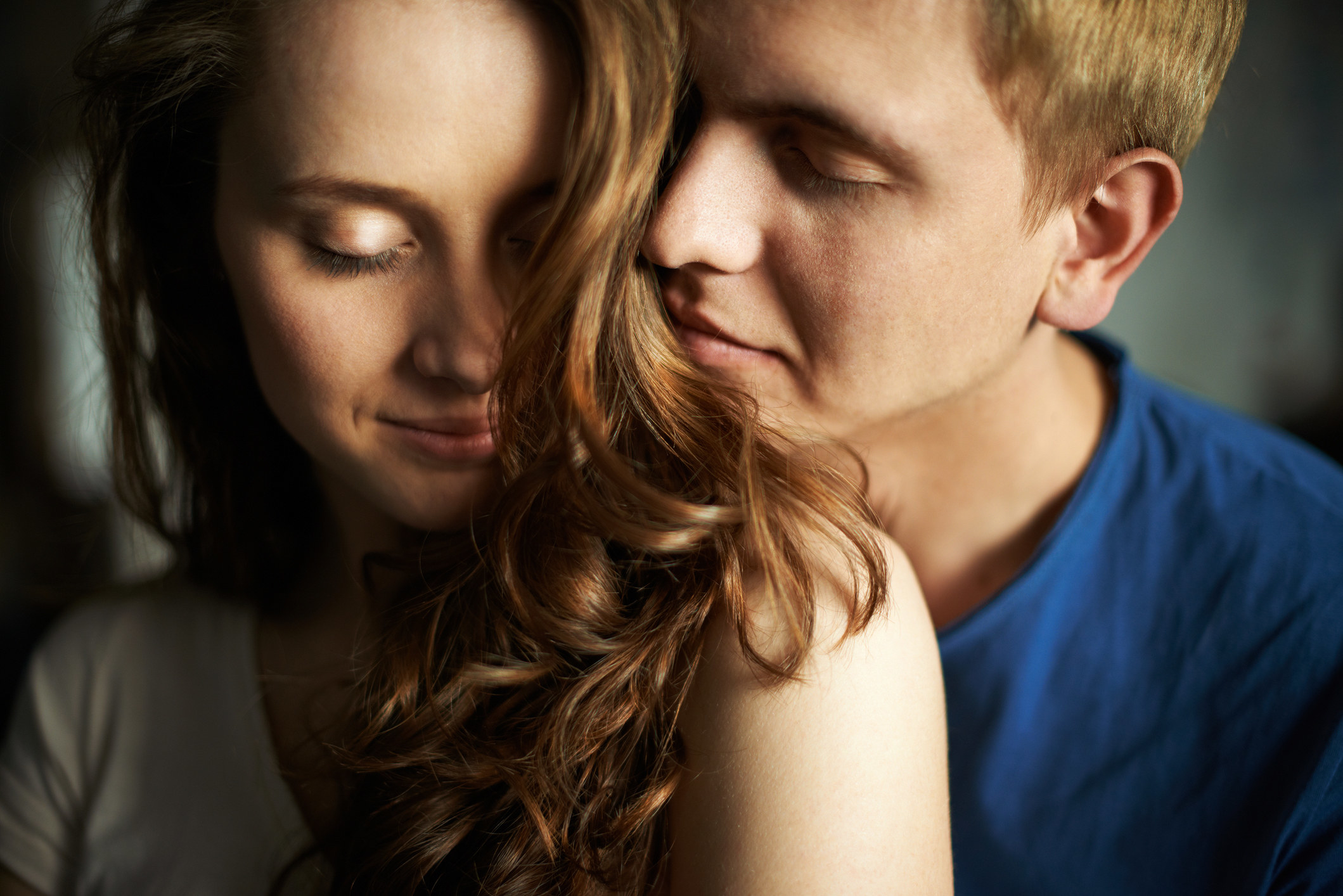 a boyfriend smelling his girlfriend&#x27;s hair