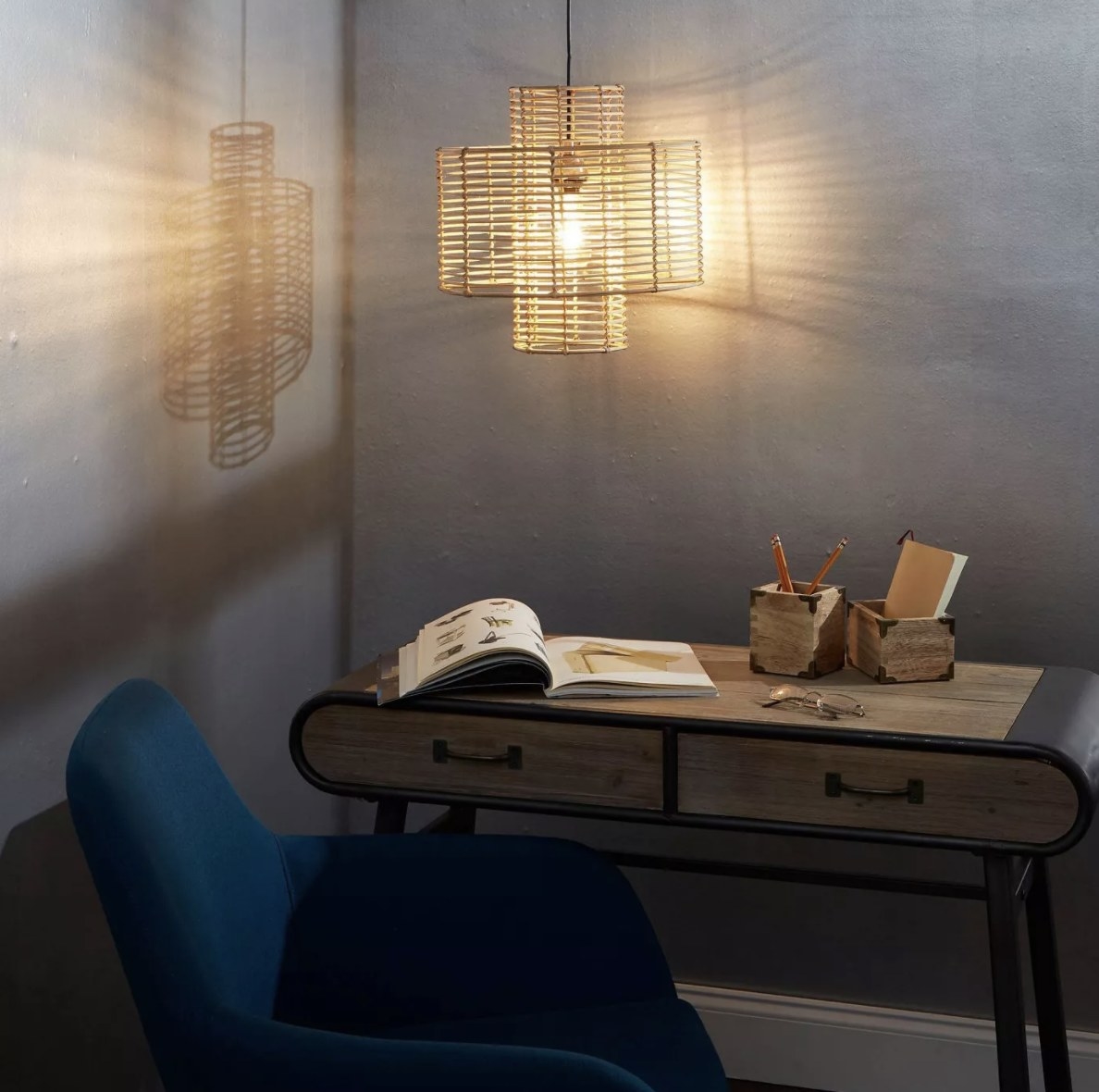 The rattan light has intersecting cylinder frames and casts a beautiful shadow on the wall