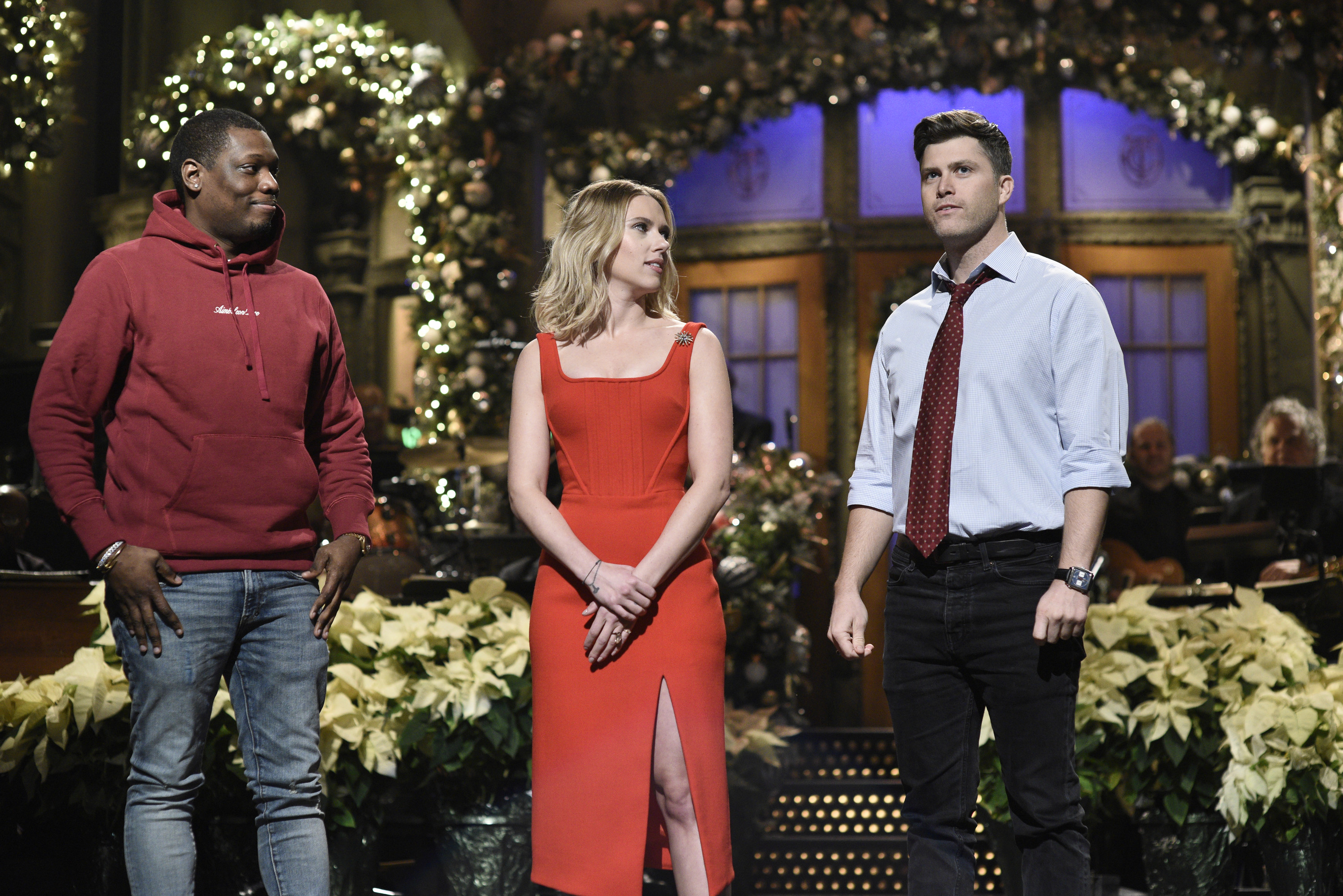 Michael Che and Scarlett look at Colin on the SNL stage