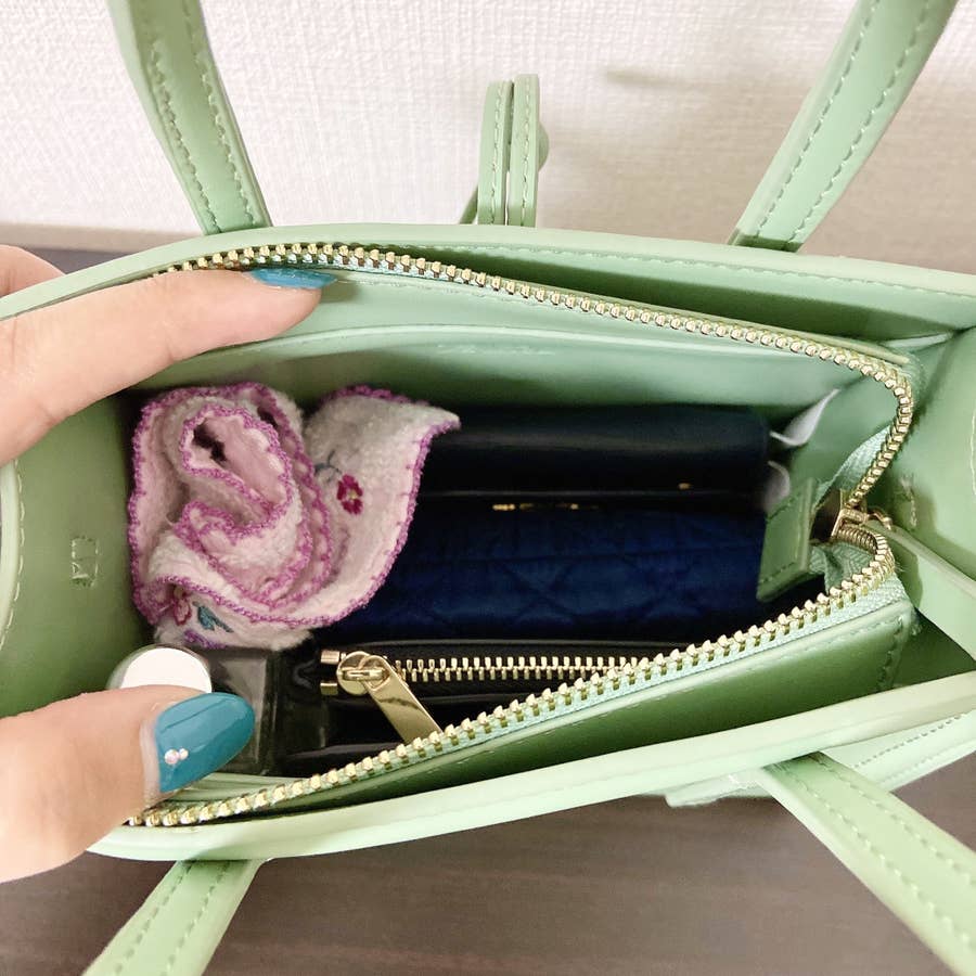 くすみカラーが可愛い…！ZARAの「3WAYバッグ」コーデのアクセントに 