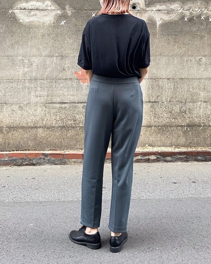 ジャージみたいに楽に履ける ユニクロで1990円の 美脚パンツ 綺麗なシルエットでオシャレ見えします