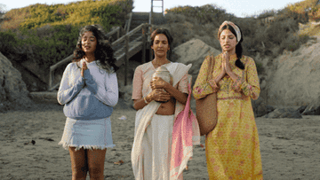 Devi, her mom, and Kamala at the beach before throwing her dad&#x27;s ashes in the ocean