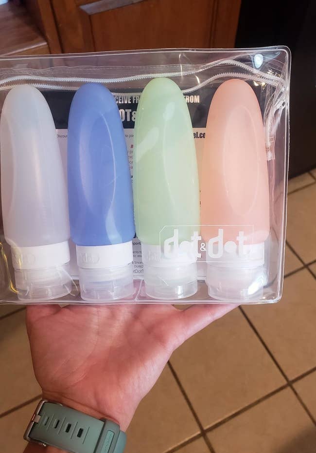 reviewer hand holding the pouch of silicone containers