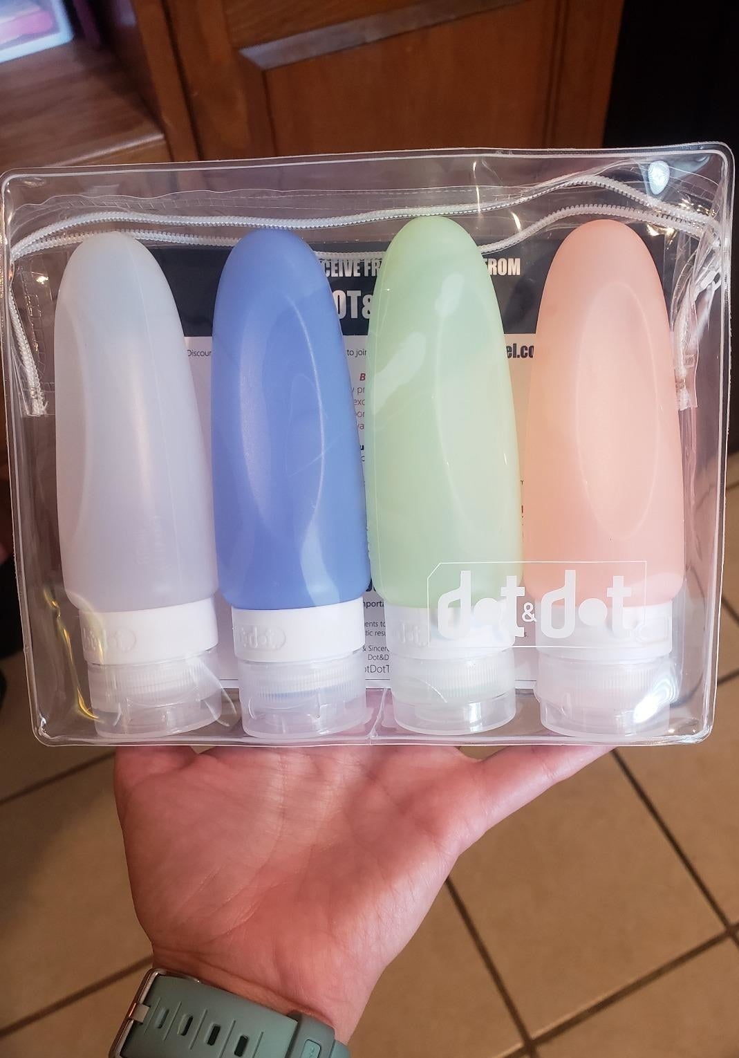 reviewer hand holding the pouch of silicone containers