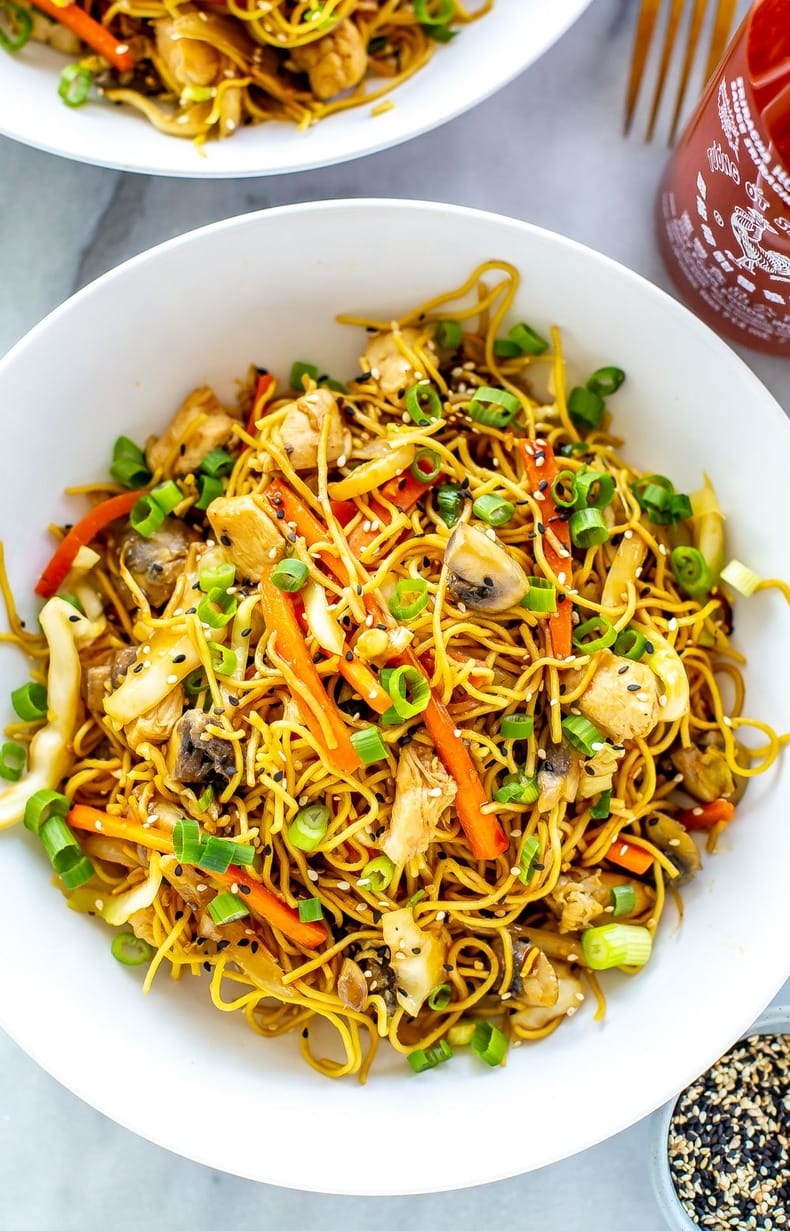 Chicken chow mein with vegetables.