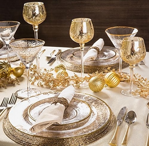 Golden placemats with plates and other golden decorations