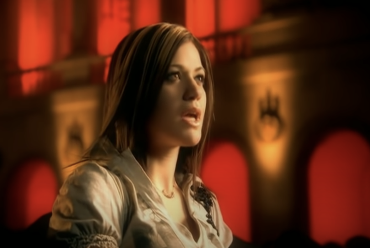 Kelly sinding in the music video