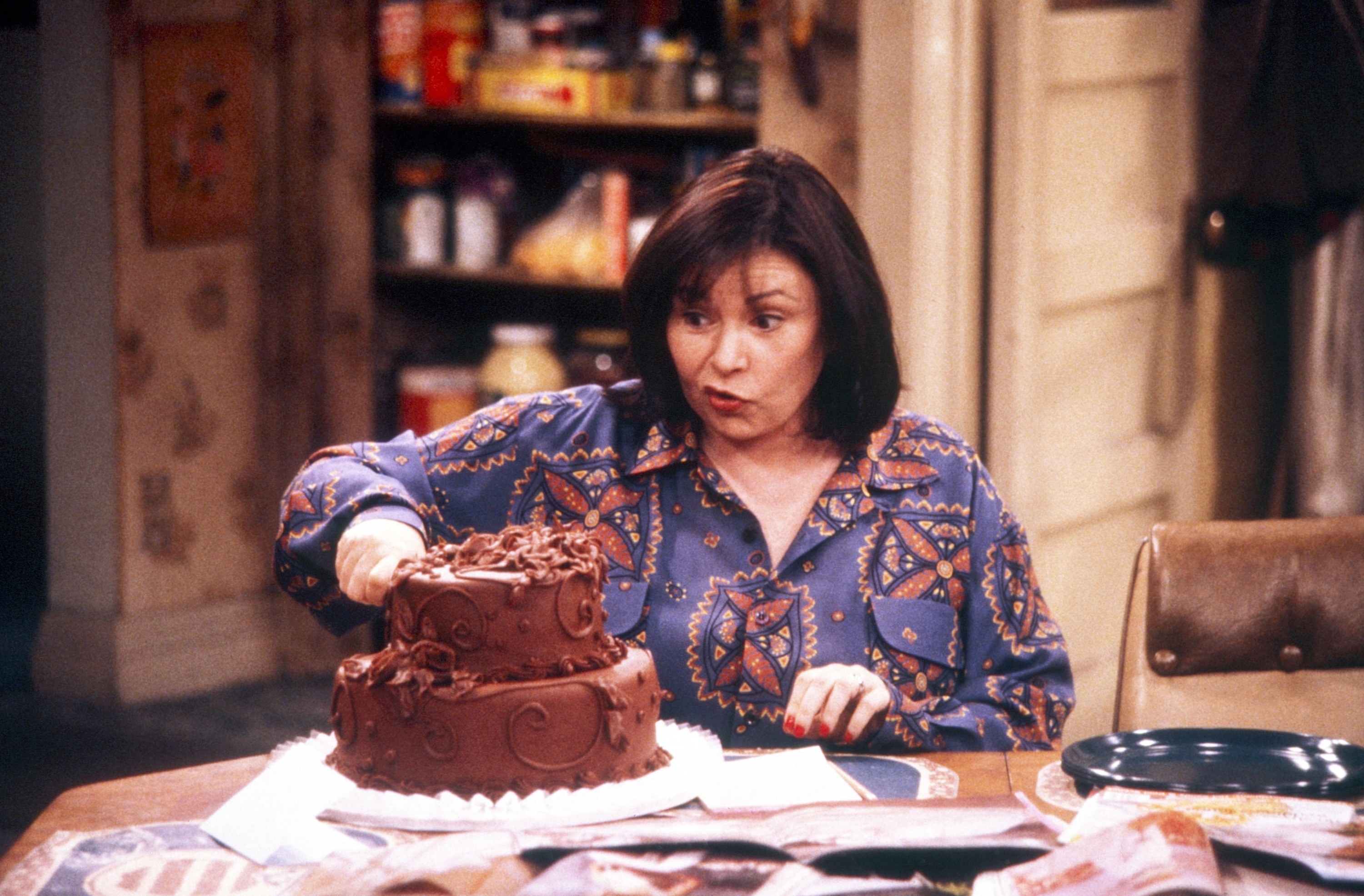 Roseanne eating a chocolate cake in an episode of &quot;Roseanne&quot;