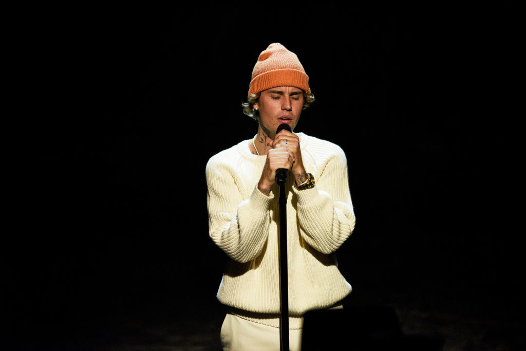 Bieber performs on SNL