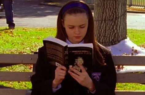 Rory reading on Gilmore Girls