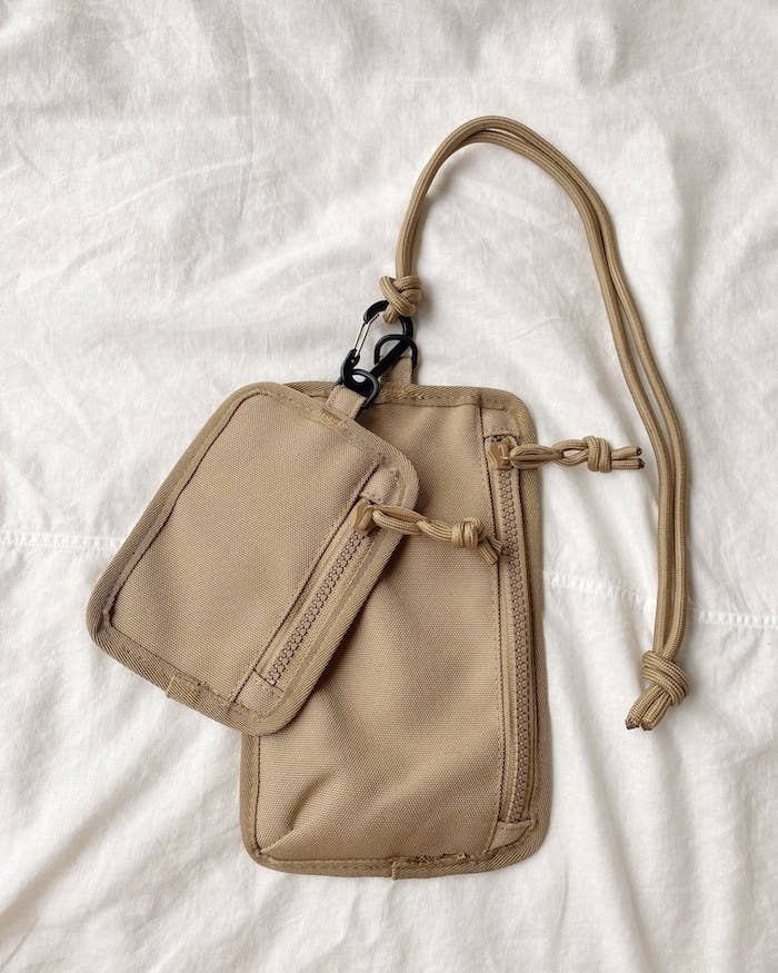 必要なものが一通り入る Guの 1690円ネックポーチ 絶妙なサイズ感が使いやすいんです 必要なものが一通り入る Guの 1690円ネックポーチ 絶妙なサイズ感が使いやすいんです