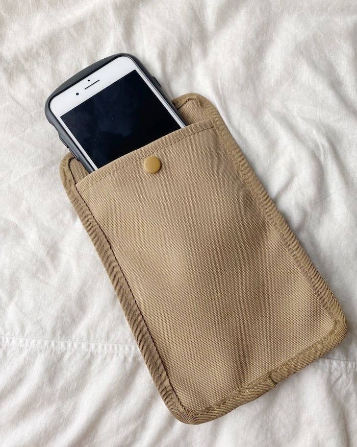 必要なものが一通り入る Guの 1690円ネックポーチ 絶妙なサイズ感が使いやすいんです 必要なものが一通り入る Guの 1690円ネックポーチ 絶妙なサイズ感が使いやすいんです