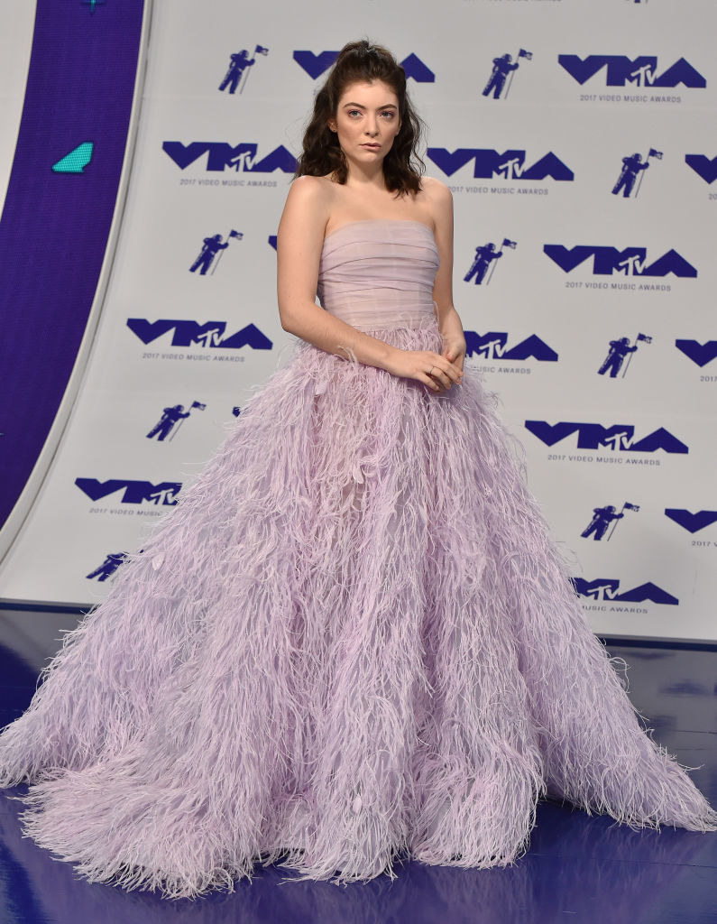 Lorde arrives at the 2017 MTV Video Music Awards
