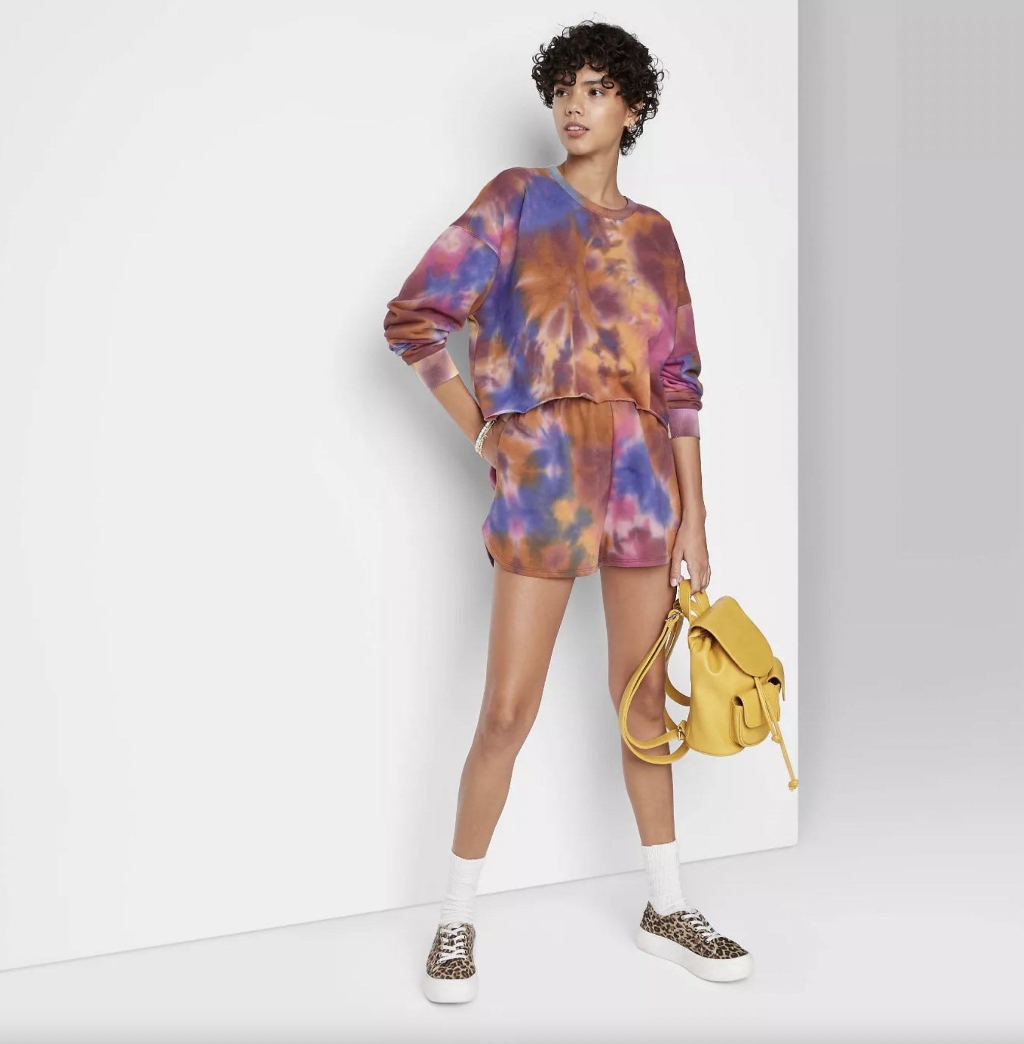 The tie-dyed dolphin hem shorts