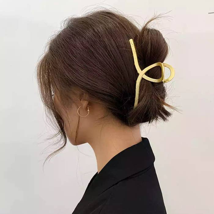 the gold claw clip in hair