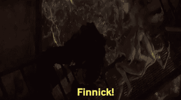 Katniss大叫Finnick 下水道怪物把他拉下梯子并攻击