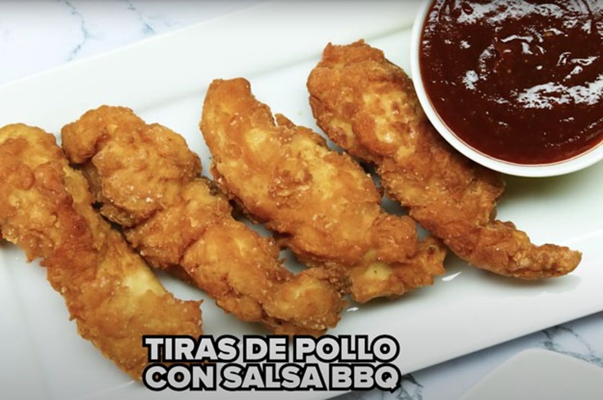 Tiras de pollo frito con salsa BBQ