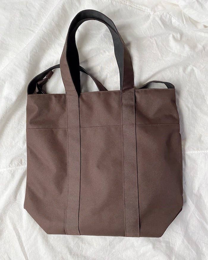 ポケットが多くて嬉しい Guの 大容量トートバッグ 荷物が多い日にめっちゃ便利です ポケットが多くて嬉しい Guの 大容量トートバッグ 荷物が多い日にめっちゃ便利です