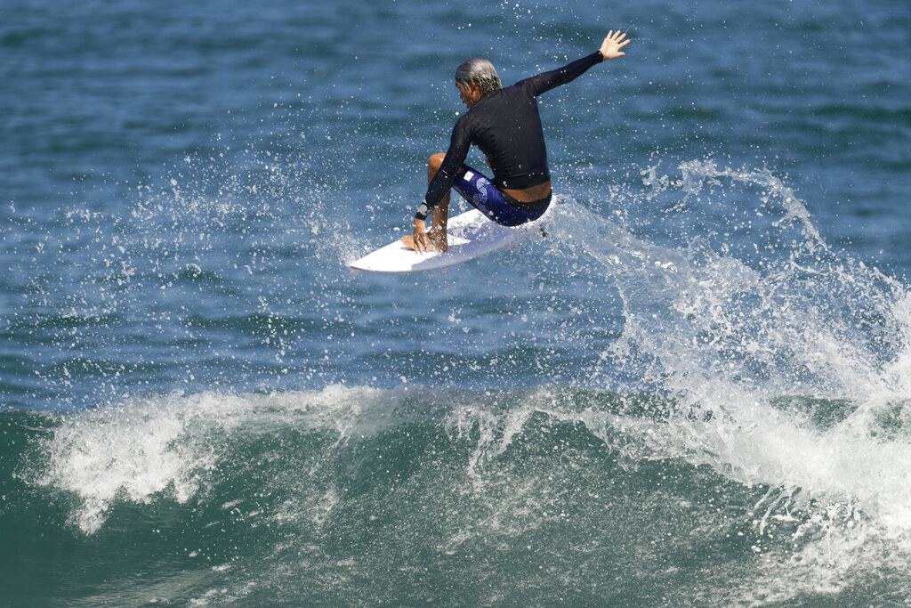 Kanoa crouched above a wave