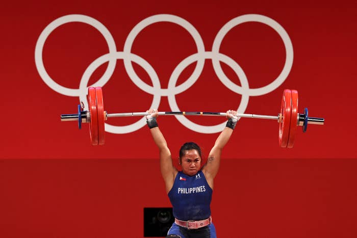 Hidilyn Diaz raising weights above her head