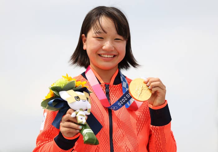 Momiji Nishiya holds gold medal