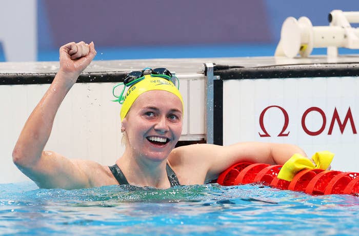 Ariarne Titmus holding her hand up in celebrating after her match