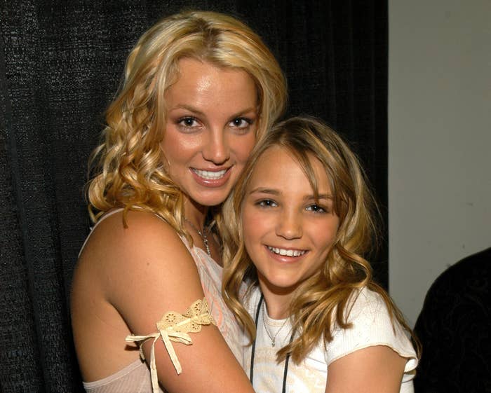 Britney hugs Jamie Lynn when she was just a teenager