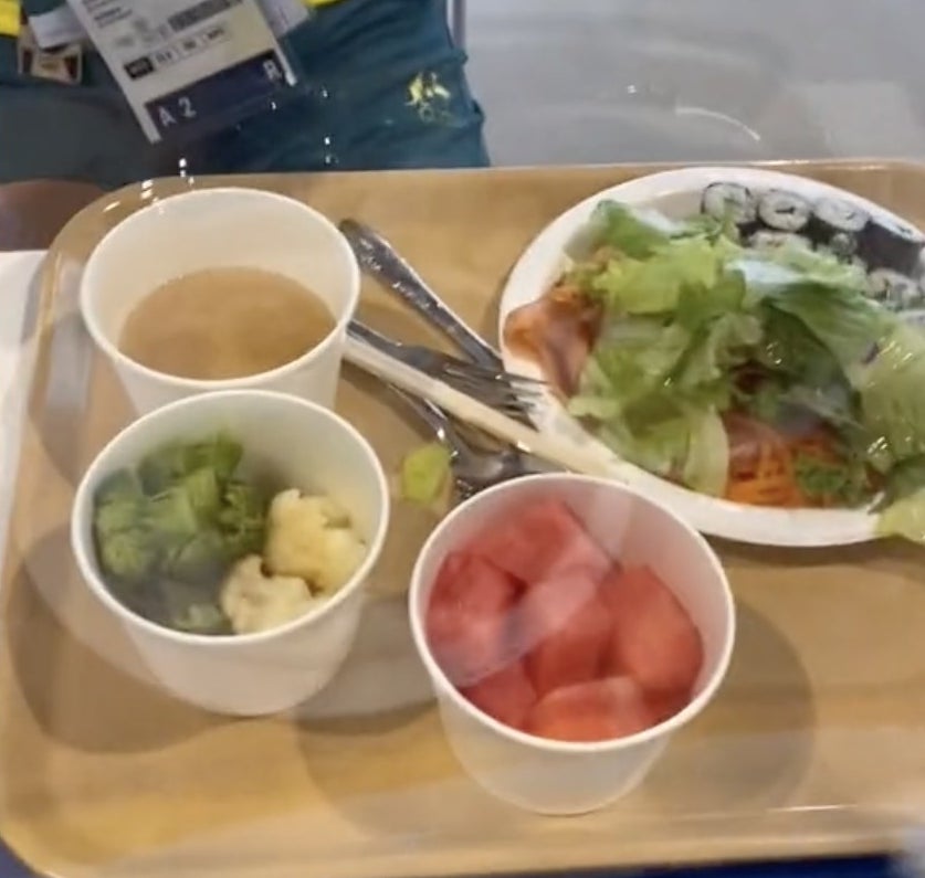一个装满食物的托盘，包括沙拉，西瓜和西兰花