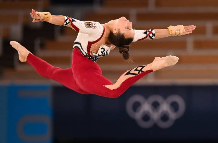 Pauline Schäfer from Germany doing a routine