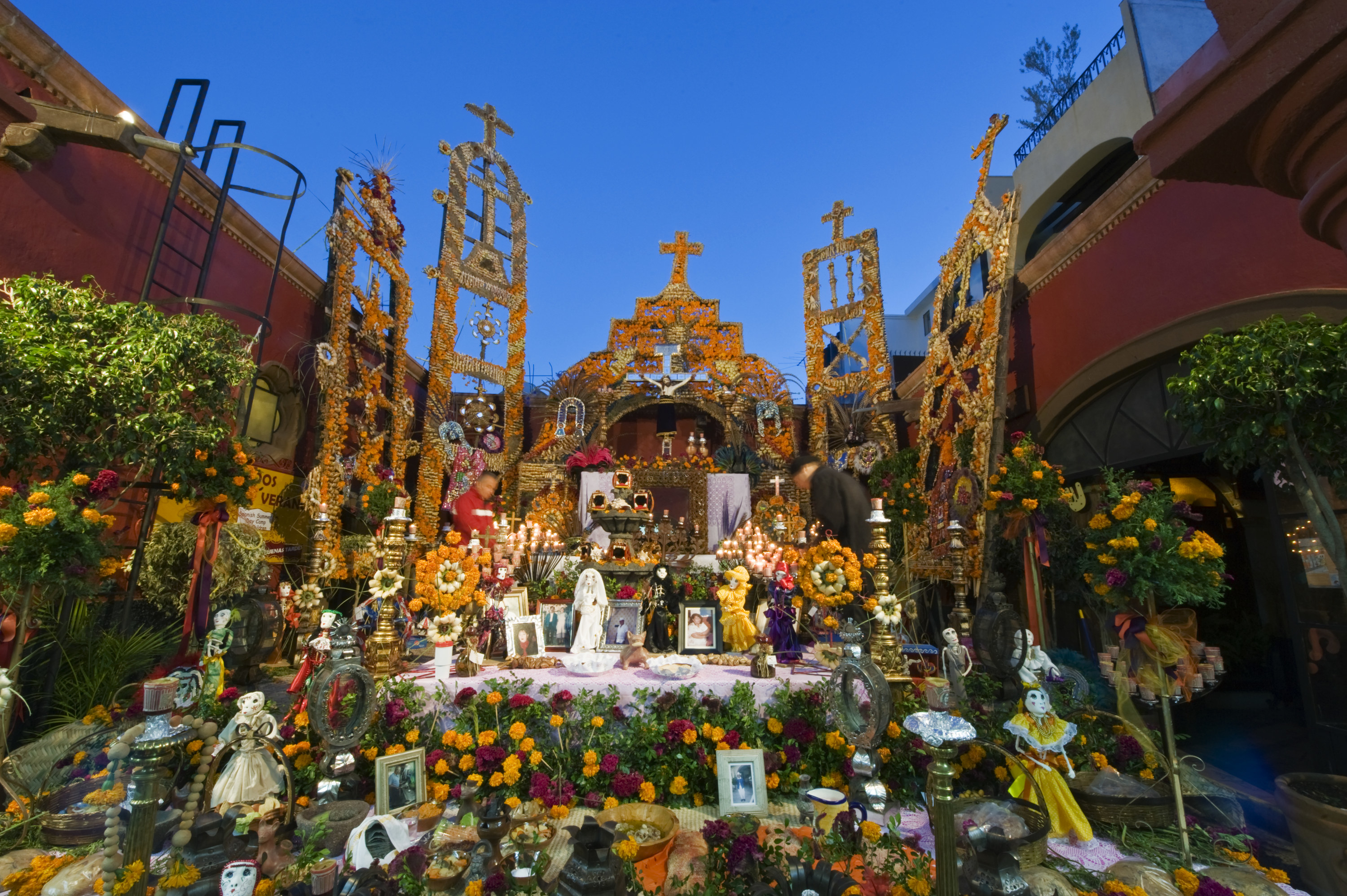 dia de los muertos shrine