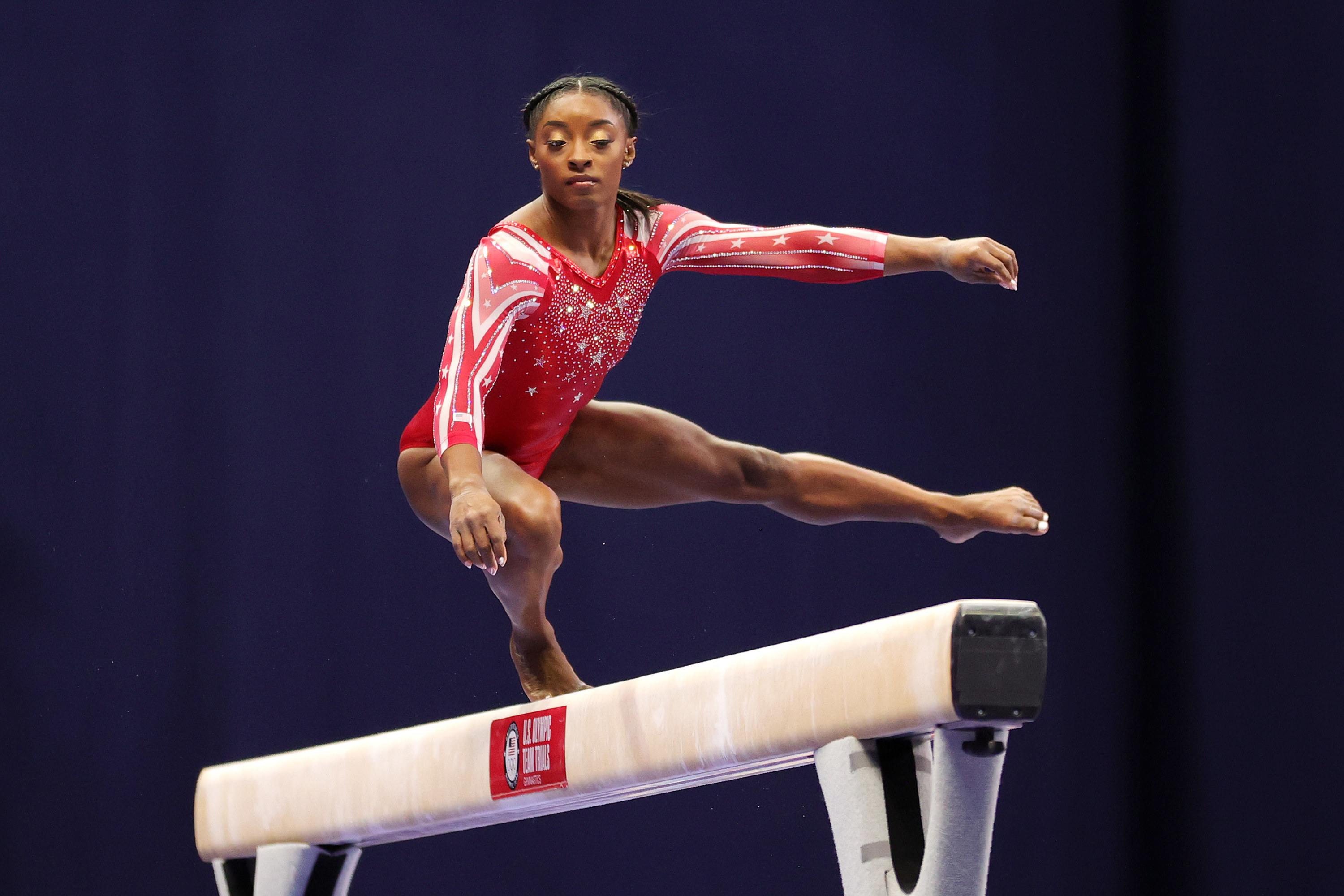 Simone on one leg on the balance beam