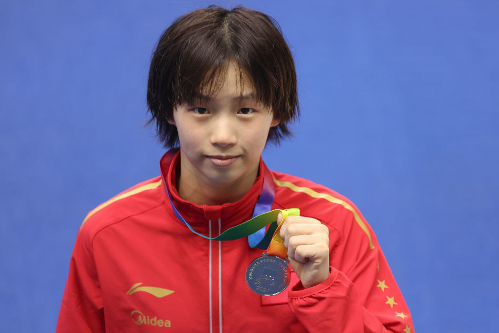 Chen Yuxi poses with a medal