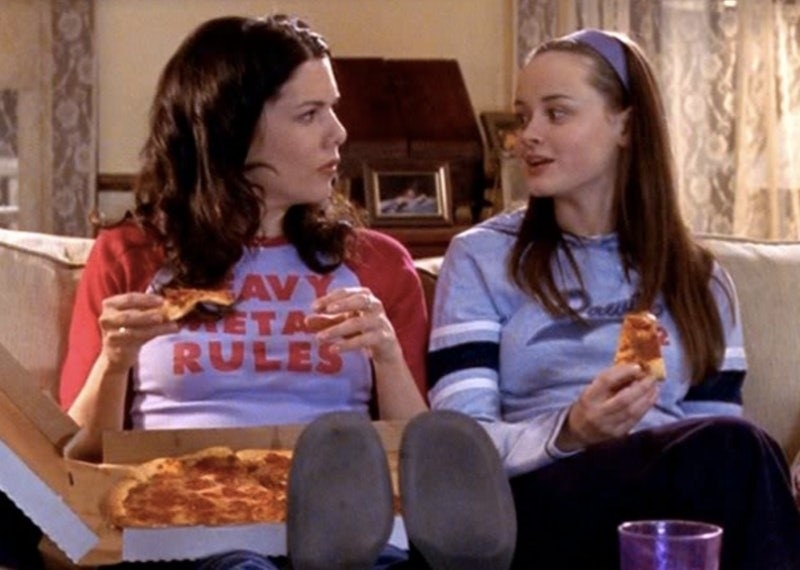Lorelai and Rory eating pizza on the couch