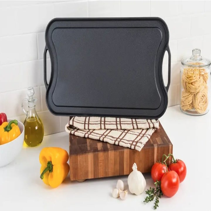 the griddle side of the product with peppers and garlic below it