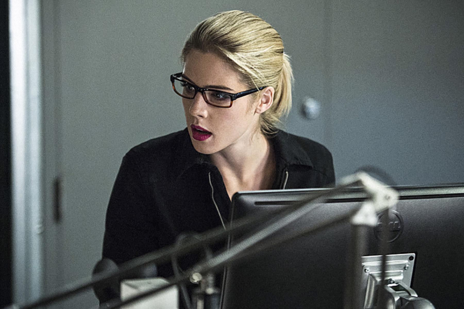 Фелисити смоук. Felicity Smoak. Эмили Бетт Рикардс. Эмили Бетт Рикардс arrow. Фелисити Смоук стрела.