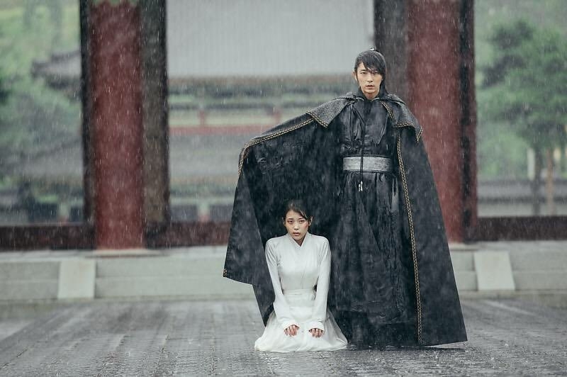 Man protecting women from the rain